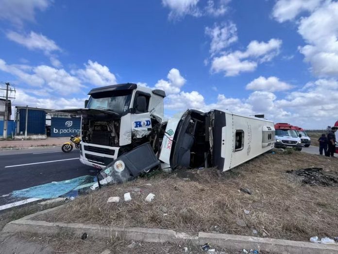 Turistas ficam feridos em acidente com ônibus na BR-101/RN, na Grande Natal Turistas ficam feridos em acidente com ônibus na BR-101/RN, na Grande Natal