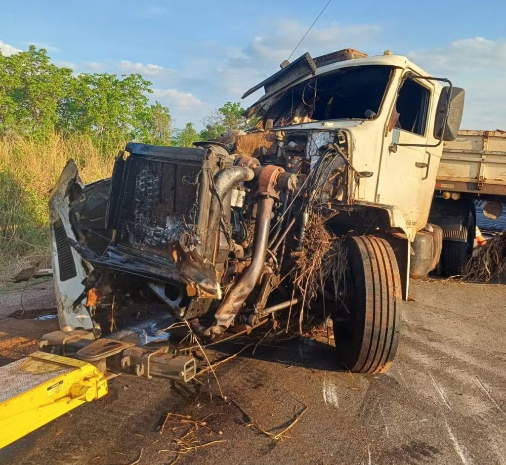 Acidente na BR-364/MT envolvendo carreta e carro deixa 4 mortos