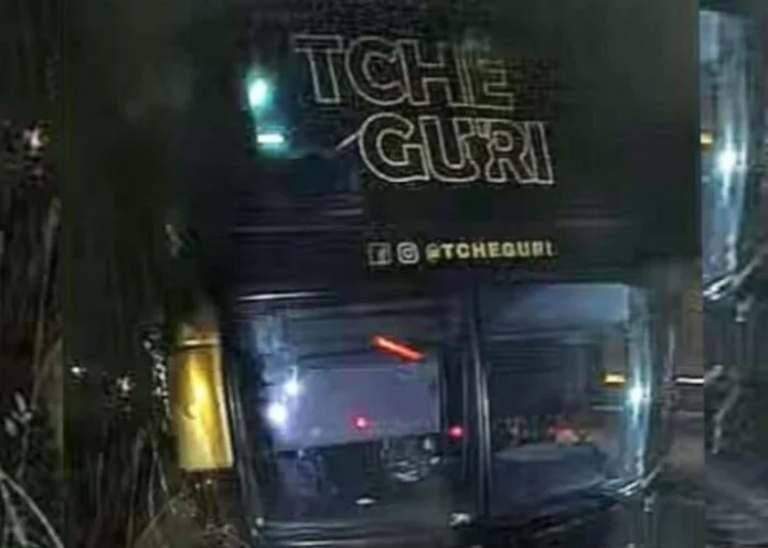 Ônibus do grupo Tchê Guri se envolve em acidente na BR-290/RS Ônibus do grupo Tchê Guri se envolve em acidente na BR-290/RS