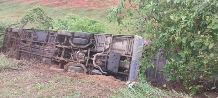 Sete romeiros ficam feridos em queda de ônibus na MGC-267, no Sul de Minas Sete romeiros ficam feridos em queda de ônibus na MGC-267, no Sul de Minas