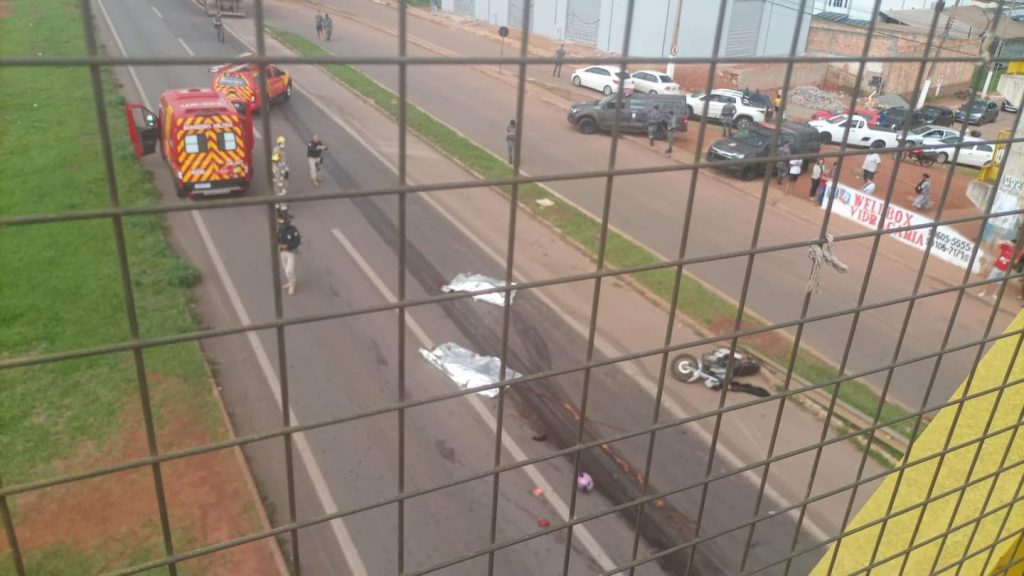 Motoqueira e garupa morrem atropeladas por carreta na BR-040/GO após colisão com carro