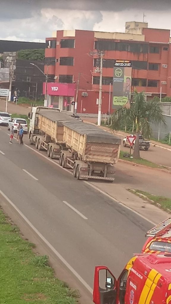 Motoqueira e garupa morrem atropeladas por carreta na BR-040/GO após colisão com carro