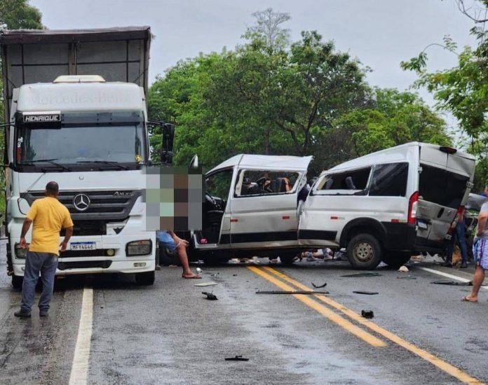 Acidente na MG-423 entre van e carreta deixa 2 mortos, em Nova Serrana Acidente na MG-423 entre van e carreta deixa 2 mortos, em Nova Serrana