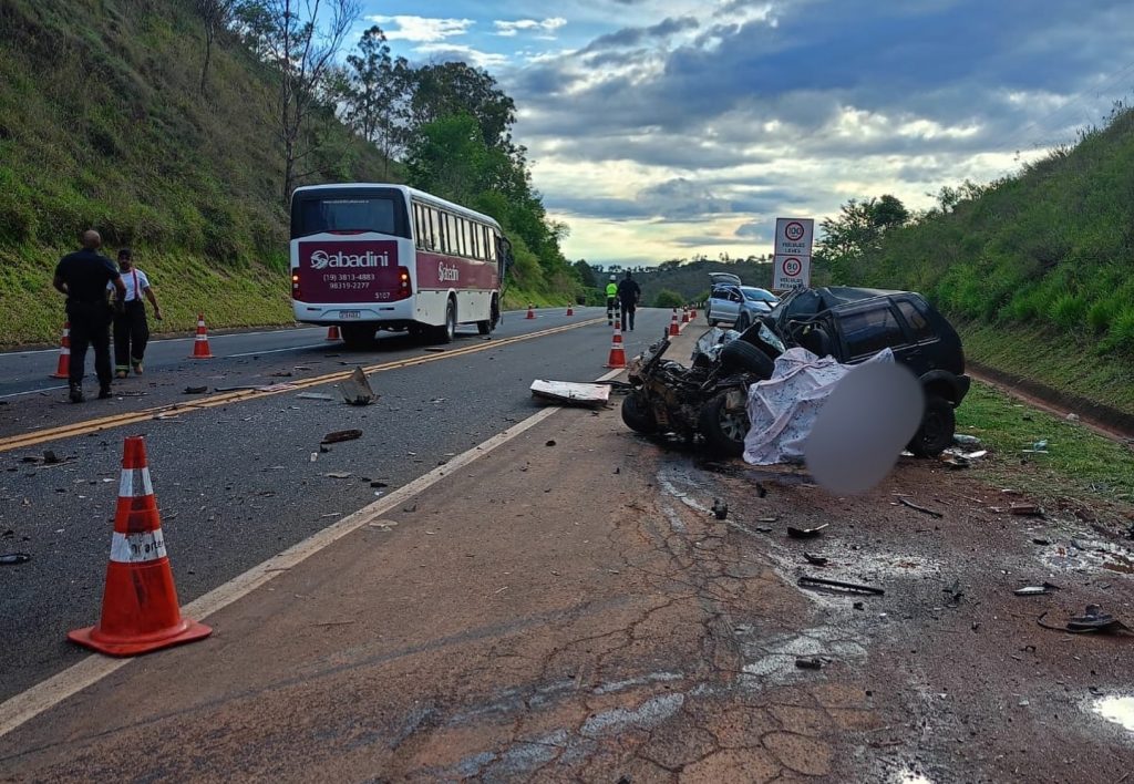 Carro e ônibus batem de frente na SP-352 e uma pessoa morre