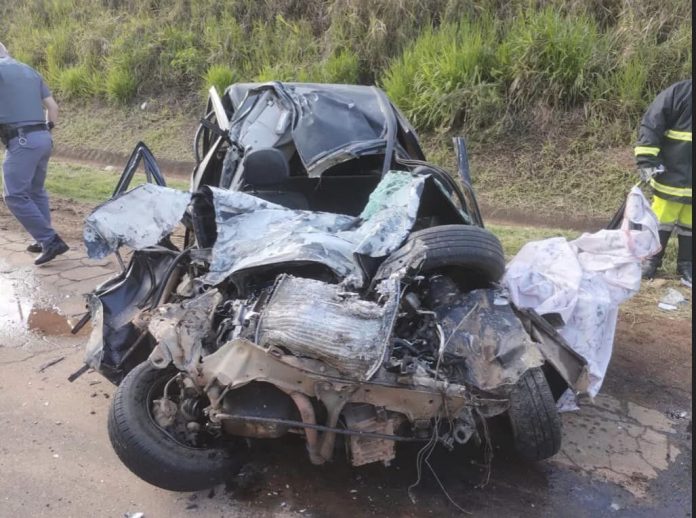 Carro e ônibus batem de frente na SP-352 e uma pessoa morre