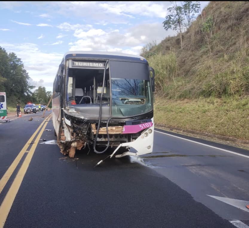 Carro e ônibus batem de frente na SP-352 e uma pessoa morre