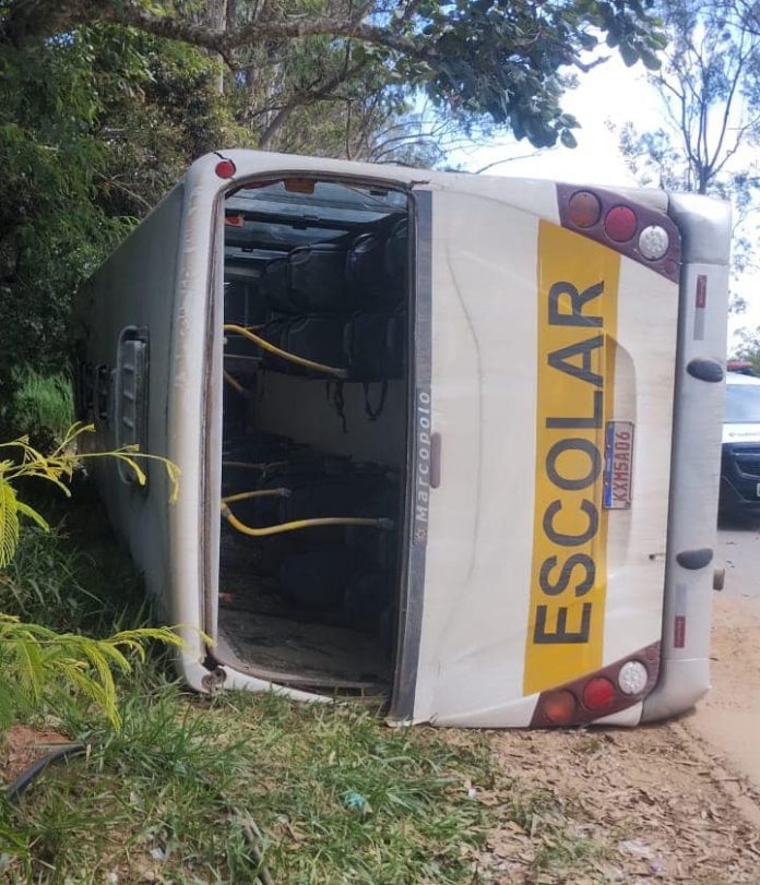 Ônibus escolar tomba na SP-214 e deixa 10 feridos, em Embu-Guaçu (SP)