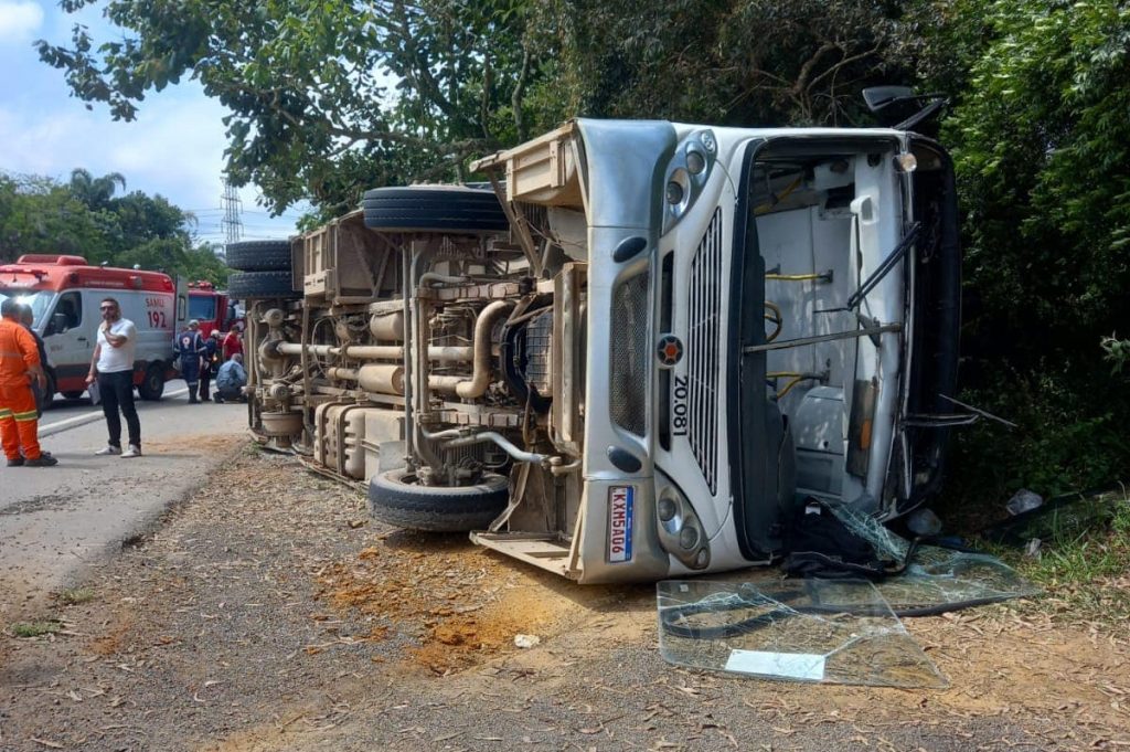 Ônibus escolar tomba na SP-214 e deixa 10 pessoas feridas, em Embu-Guaçu (SP)