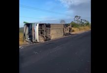 Ônibus tomba na ‘Curva dos 40’, na BR-110/BA, e deixa 4 mortos, em Catu Ônibus tomba na 'Curva dos 40', na BR-110/BA, e deixa 4 mortos, em Catu