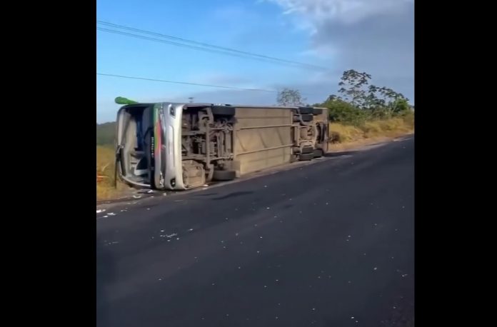 Ônibus tomba na 'Curva dos 40', na BR-110/BA, e deixa 4 mortos, em Catu Ônibus tomba na 'Curva dos 40', na BR-110/BA, e deixa 4 mortos, em Catu