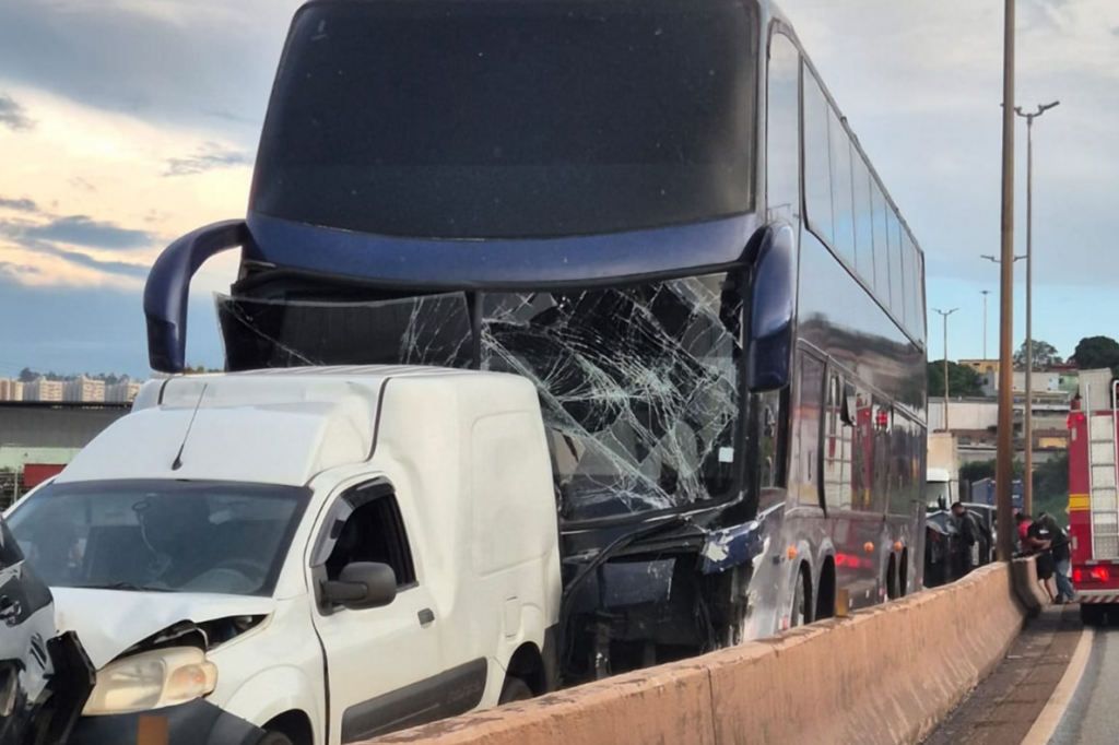 VÍDEO: Ônibus sem freios provoca acidente com 16 veículos no Anel Viário de BH