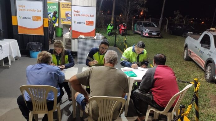 Caminhoneiros recebem atenção especial no km 208 da Via Anhanguera, nesta quinta (21) Caminhoneiros recebem atenção especial no km 208 da Via Anhanguera, nesta quinta (21)