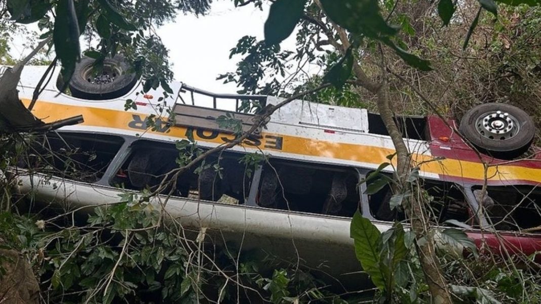 Ônibus capota em Alagoas e 18 mortos são confirmados Ônibus capota em Alagoas e 18 mortos são confirmados