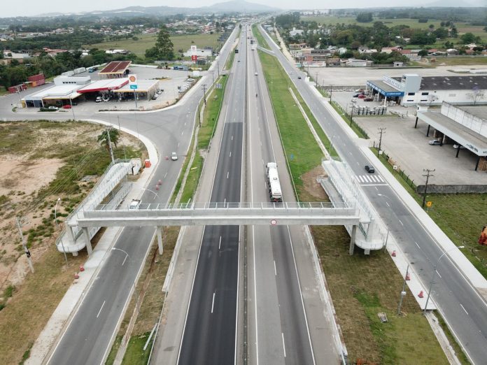 Usuários da BR-101/SC, em Imbituba, ganham mais uma passarela para travessia Usuários da BR-101/SC, em Imbituba, ganham mais uma passarela para travessia