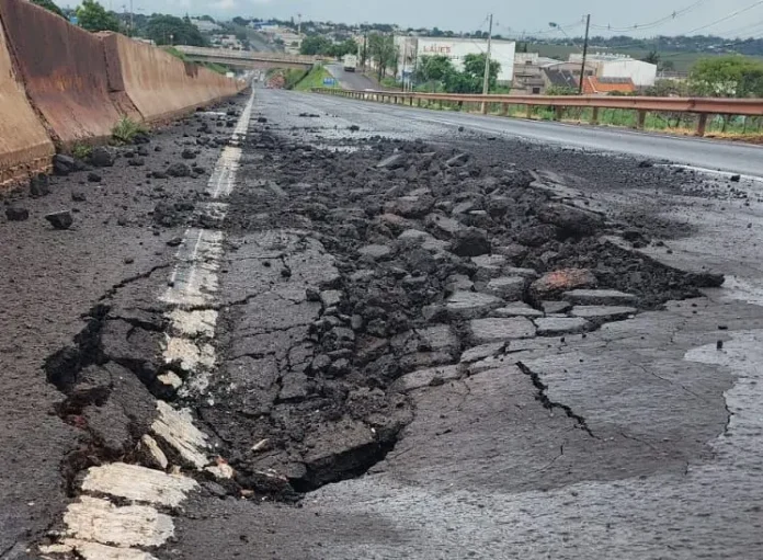 Contorno Norte de Maringá, na BR-376/PR, está totalmente interditado Contorno Norte de Maringá, na BR-376/PR, está totalmente interditado