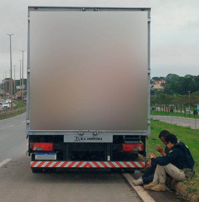 Polícia ajuda caminhoneiro em crise de pânico na BR-153/GO Polícia ajuda caminhoneiro em crise de pânico na BR-153/GO