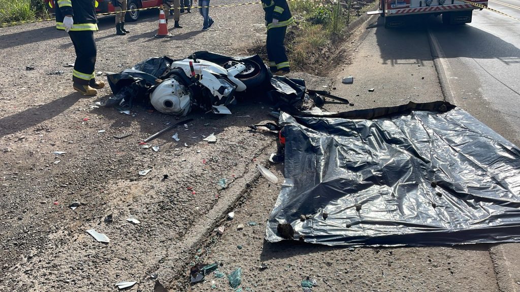 Violenta colisão contra carro mata motoqueiro no Contorno Viário Norte (SC-283)