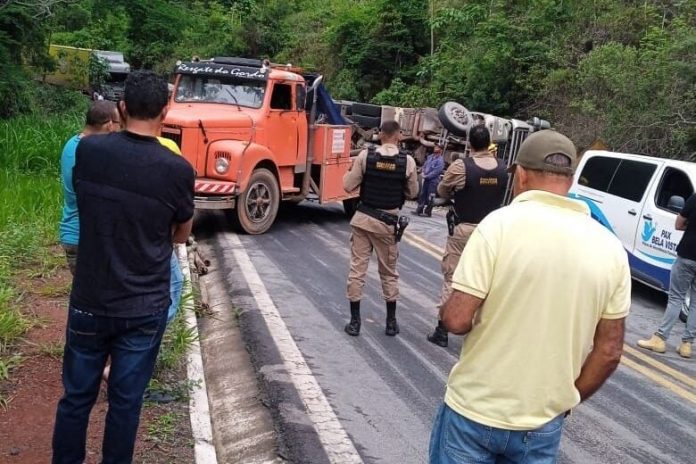 Caminhoneiro morre em acidente na MGC-120, entre Itabira e Nova Era Caminhoneiro morre em acidente na MGC-120, entre Itabira e Nova Era