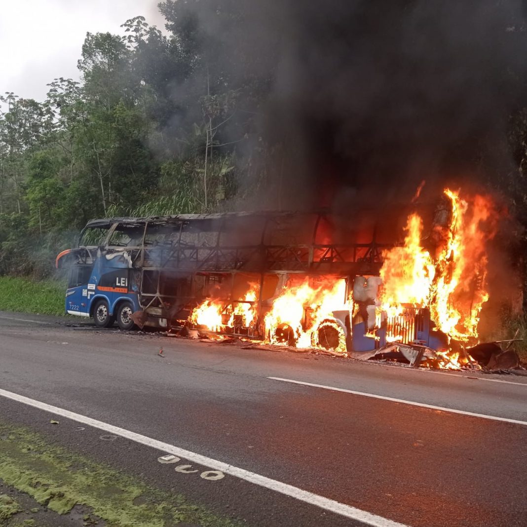 Passageiro ateia fogo em ônibus na Régis Bittencourt (BR-116/SP), mas ninguém fica ferido Passageiro ateia fogo em ônibus na Régis Bittencourt (BR-116/SP), mas ninguém fica ferido