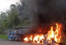 Passageiro ateia fogo em ônibus na Régis Bittencourt (BR-116/SP), mas ninguém fica ferido Passageiro ateia fogo em ônibus na Régis Bittencourt (BR-116/SP), mas ninguém fica ferido