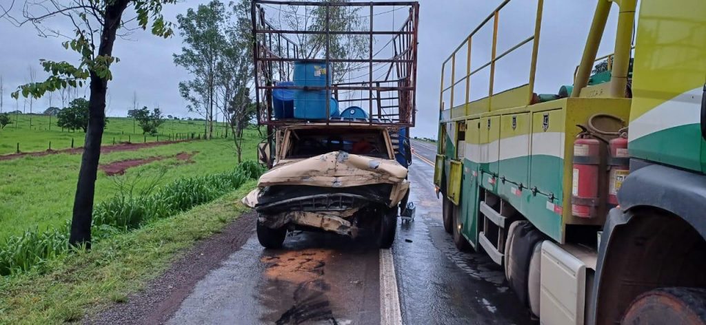 Colisão frontal na BR-153/GO mata quatro pessoas, em Rialma