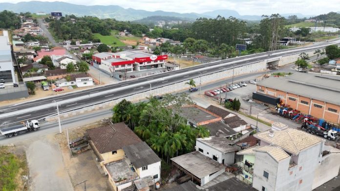 Viaduto e trecho duplicado são liberados ao tráfego na BR-470/SC Viaduto e trecho duplicado são liberados ao tráfego na BR-470/SC