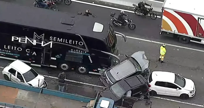 Ônibus da Penha se envolve em acidente com cinco veículos na Via Dutra, em São Paulo, na manhã desta quinta-feira (21). Ônibus da Penha se envolve em acidente com cinco veículos na Via Dutra, em São Paulo, na manhã desta quinta-feira (21).