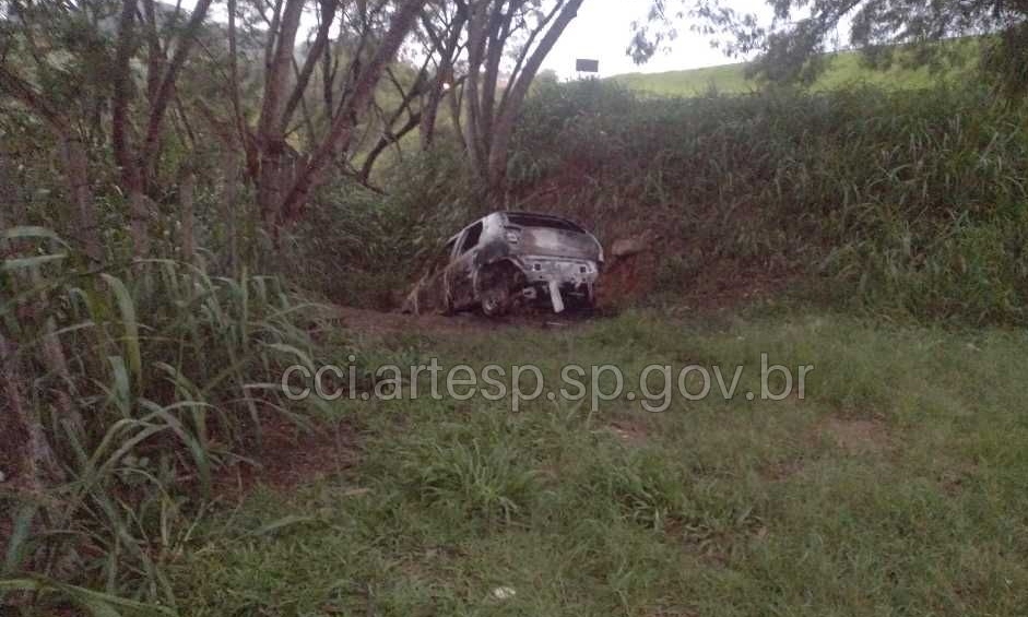 Motorista de Fiat Palio morre carbonizado na SP-280, em Sorocaba