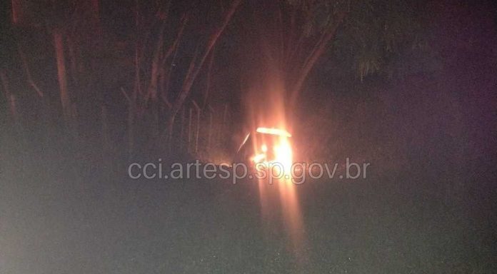 Motorista de Fiat Palio morre carbonizado na SP-280, em Sorocaba Motorista de Fiat Palio morre carbonizado na SP-280, em Sorocaba
