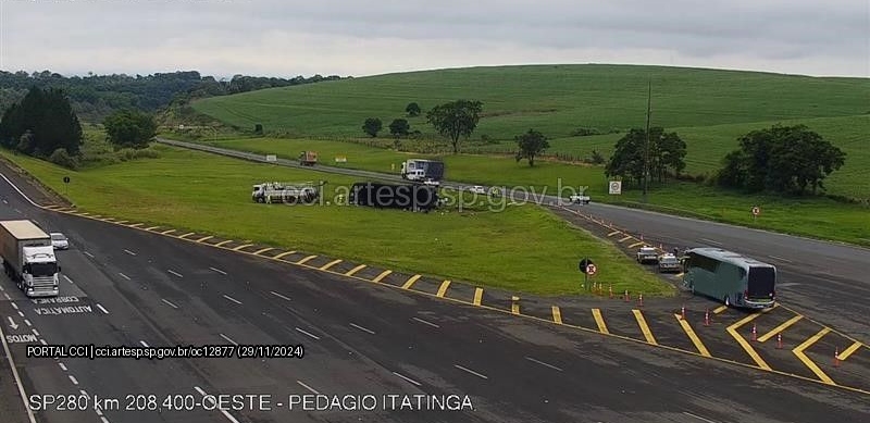 Ônibus da Viação Garcia tomba na Castello Branco, em Itatinga (SP)