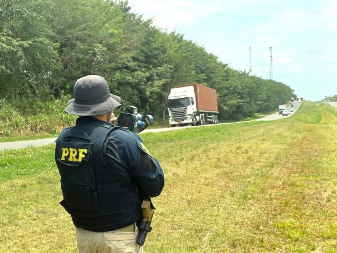 Polícia flagra, em poucas horas, 380 condutores em excesso de velocidade na BR-324/BA