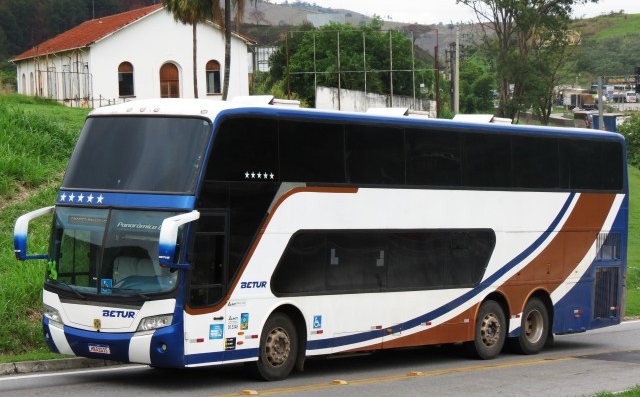 Sete romeiros ficam feridos em queda de ônibus na MGC-267, no Sul de Minas
