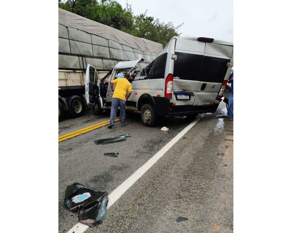 Acidente na MG-423 entre van e carreta deixa 2 mortos, em Nova Serrana