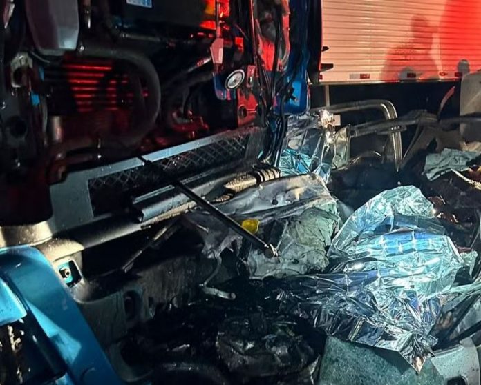 Casal e bebê morrem em acidente entre carreta e carro na BR-116/SC Casal e bebê morrem em acidente entre carreta e carro na BR-116/SC
