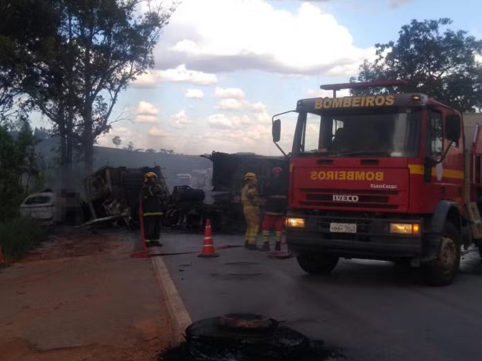 Colisão mata casal de médicos e filho carbonizados, na BR-262/MG