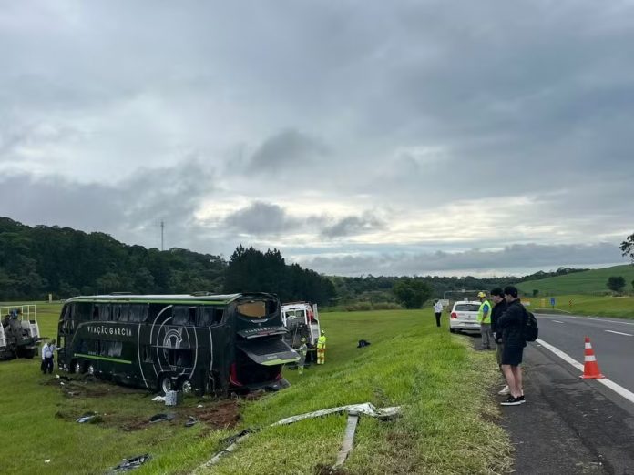 Ônibus da Viação Garcia tomba na Castello Branco, em Itatinga (SP) Ônibus da Viação Garcia tomba na Castello Branco, em Itatinga (SP)