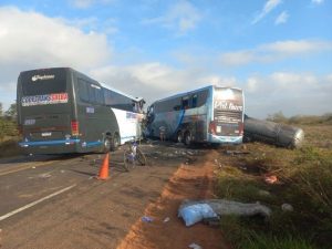Acidente entre 2 ônibus e carreta deixa 5 mortos e 23 feridos, na BR-110/BA