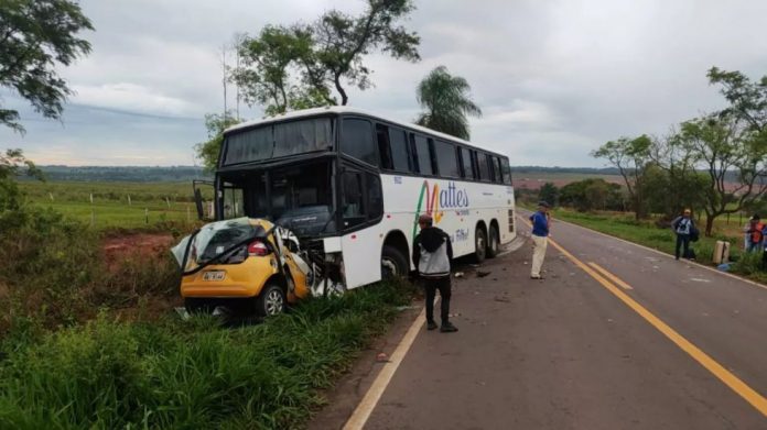 VÍDEO: Acidente com ônibus e carro na MS-295 mata uma pessoa, em Amambai