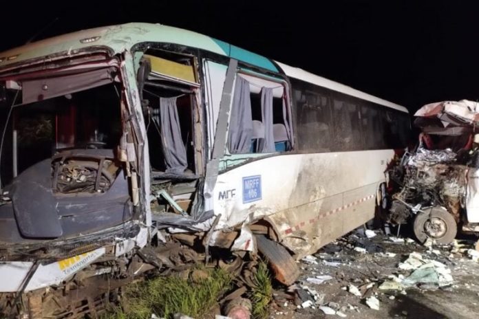 Caminhoneiro morre em acidente com caminhão na MG-129, em Mariana Caminhoneiro morre em acidente com caminhão na MG-129, em Mariana
