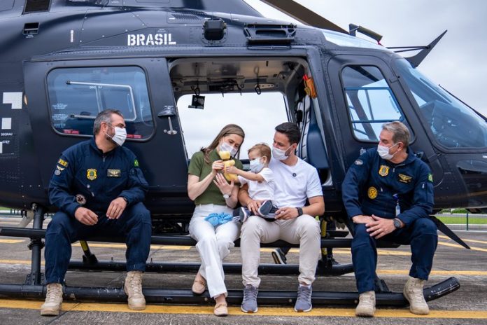 Família reencontra equipe da PRF após transporte aéreo para transplante Família reencontra equipe da PRF após transporte aéreo para transplante