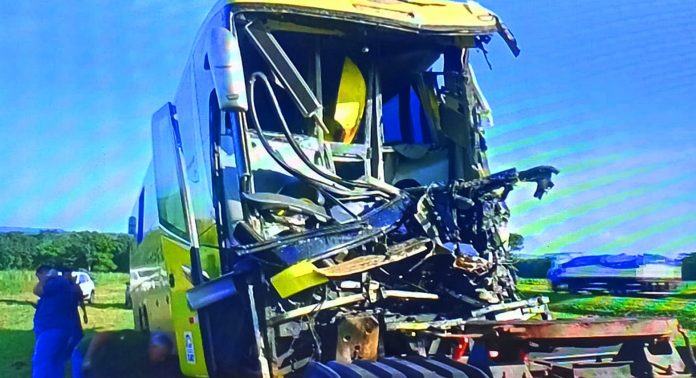 Motorista de ônibus morre após bater na Via Anhanguera, em Santa Rita do Passa Quatro (SP) Motorista de ônibus morre após bater na Via Anhanguera, em Santa Rita do Passa Quatro (SP)