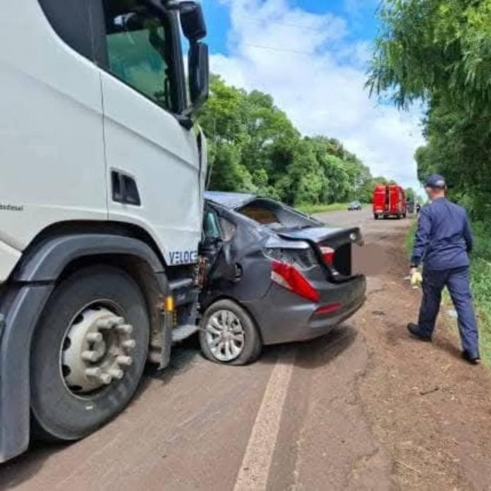 Três pessoas morrem em acidente de carro e carreta na BR-285/RS com a ERS-342 Três pessoas morrem em acidente de carro e carreta na BR-285/RS com a ERS-342