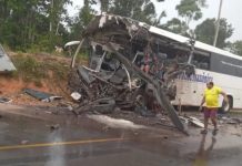 Grave acidente na AM-010 entre ônibus irregular e carreta deixa ao menos 4 mortos Grave acidente na AM-010 entre ônibus irregular e carreta deixa ao menos 7 mortos
