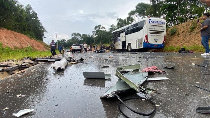 Caminhoneiro tem prisão decretada após acidente com ônibus irregular na AM-010 Caminhoneiro tem prisão decretada após acidente com ônibus irregular na AM-010
