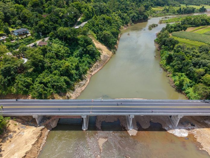 Obras de construção da nova ponte sobre o rio Caí na BR-116/RS são finalizadas Obras de construção da nova ponte sobre o rio Caí na BR-116/RS são finalizadas