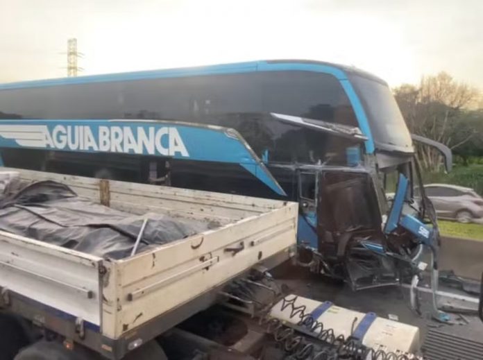 Acidente entre ônibus da Águia Branca e carreta deixa ferido na Dutra, SP Acidente entre ônibus da Águia Branca e carreta deixa ferido na Dutra, SP