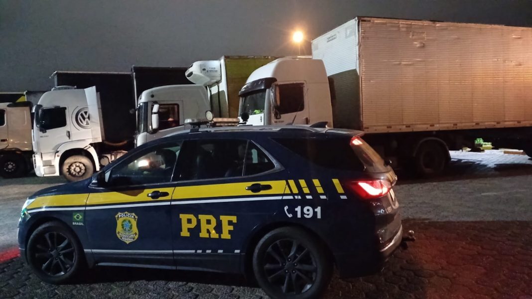 PRF flagra caminhoneiro com toxicológico vencido, dirigindo por mais de 24h sem dormir e filho de 10 anos na cabine PRF flagra caminhoneiro com toxicológico vencido, dirigindo por mais de 24h sem dormir e filho de 10 anos na cabine