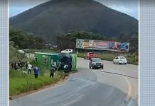 Ônibus tomba na Serra da Santa na BR-356/MG e deixa 16 feridos Ônibus tomba na Serra da Santa na BR-365/MG e deixa 16 feridos