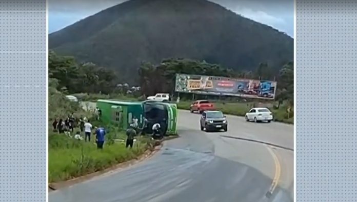 Ônibus tomba na Serra da Santa na BR-365/MG e deixa 16 feridos Ônibus tomba na Serra da Santa na BR-365/MG e deixa 16 feridos