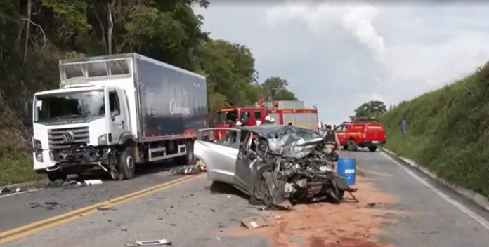 Três pessoas morrem em colisão frontal de carro com caminhão na MG-050 Três pessoas morrem em colisão frontal de carro com caminhão na MG-050